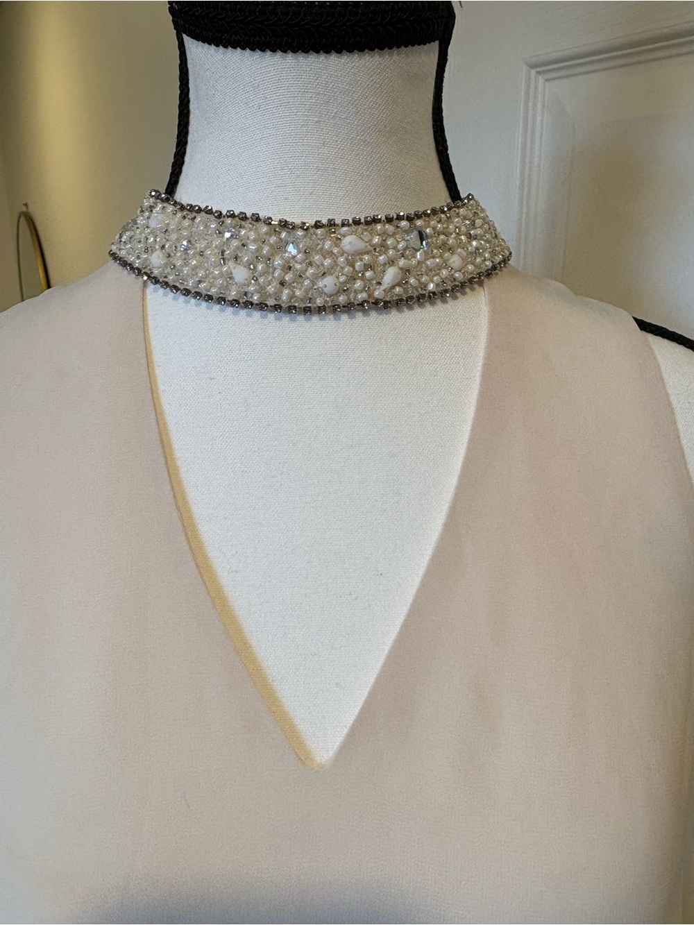🌷Le Chateau Ivory Pearl Beaded Sleeveless Blouse Size M Formal 3/$30 - Picture 2 of 8